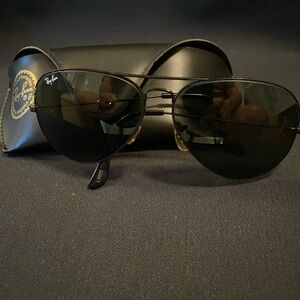 Vintage Ray Ban Sunnies with original case.